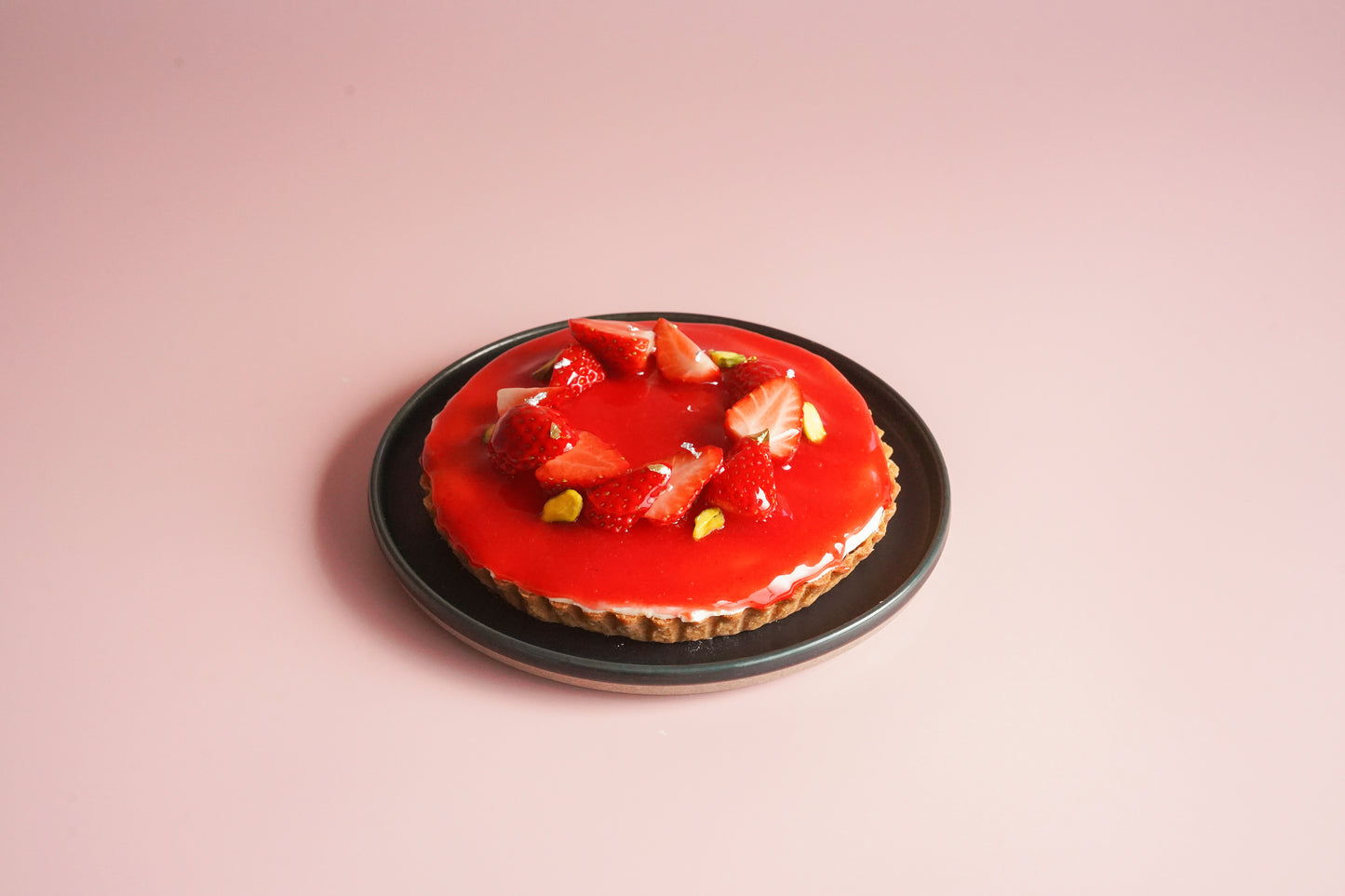 いちごとレアチーズのお祝いタルト